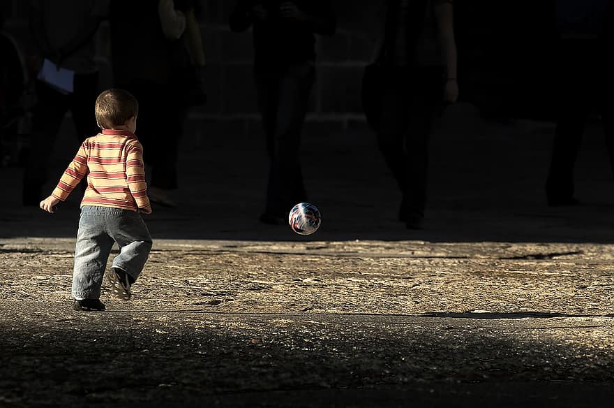 criança, jogando bola, futebol