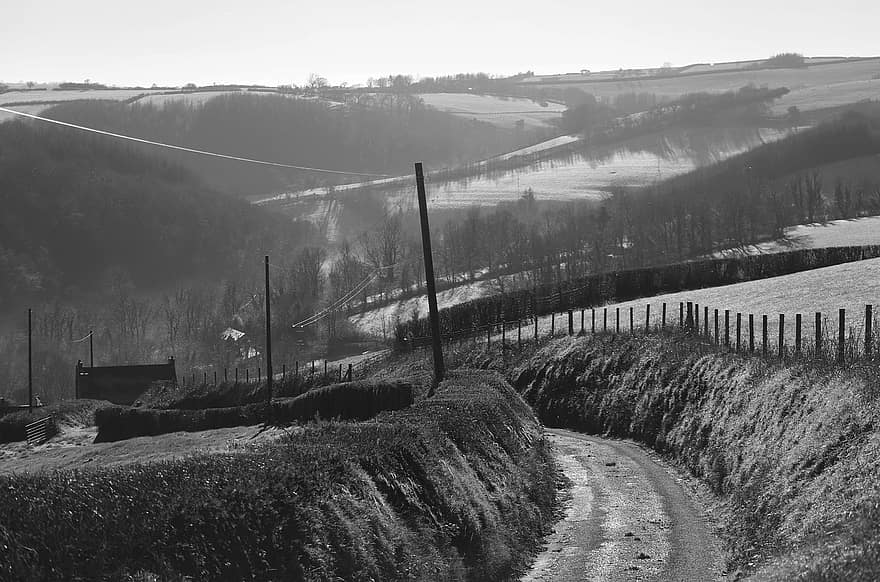 zwart en wit, carmarthenshire, Wales, platteland, landelijk, landschap, farm, velden, wolken, hek, weg