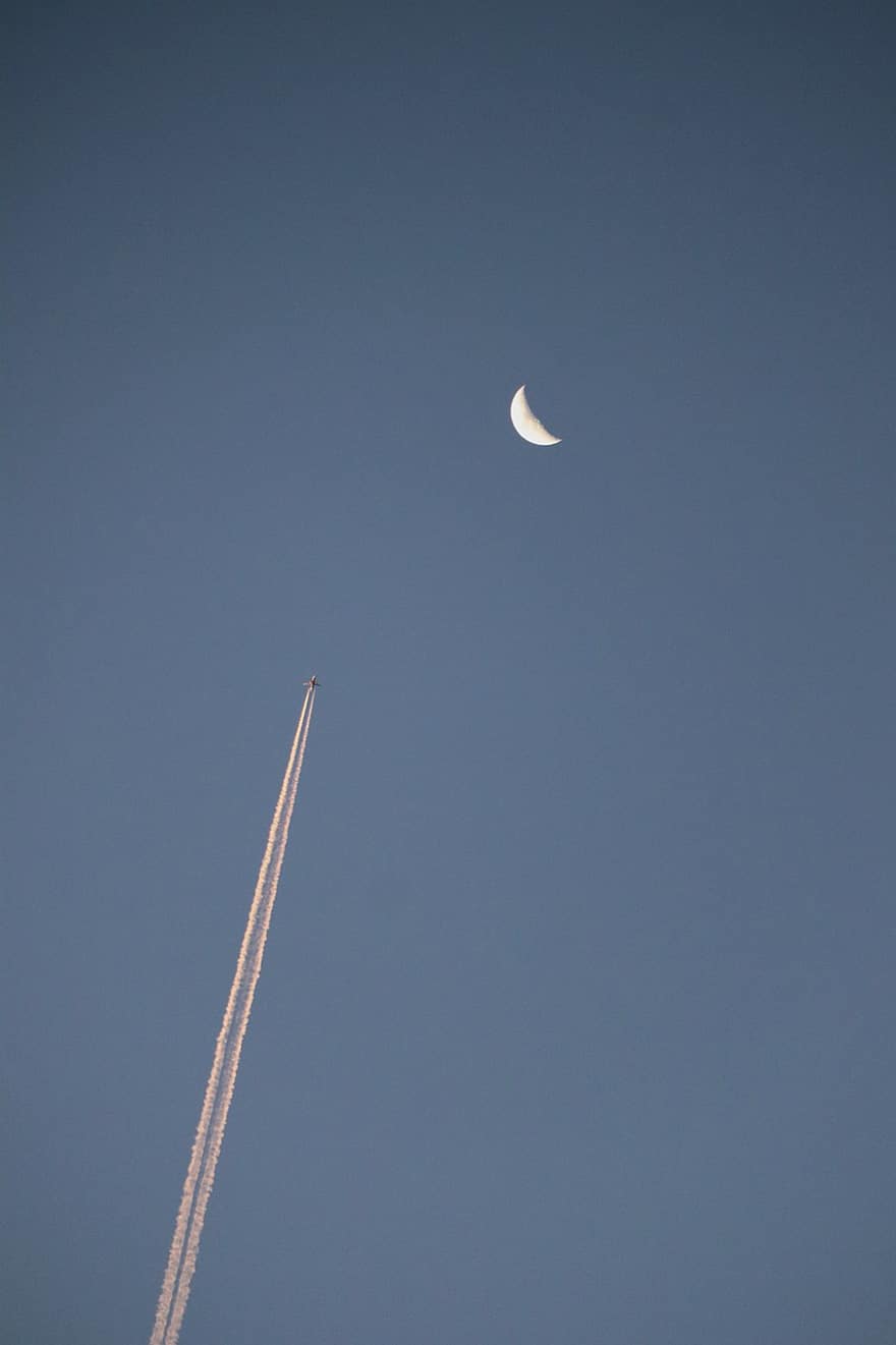 mēness, debesis, kosmosa kuģis, naktī, tvaika takas, pusmēness, lidojums, vakarā, lidmašīnā, lidošana, zils