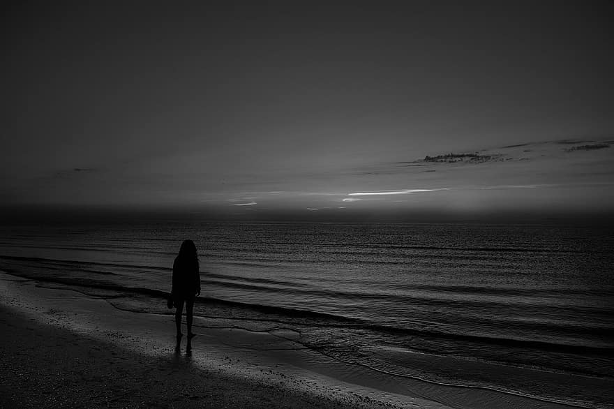 pantai, wanita, hitam dan putih, gadis, sedih, tidak bahagia, kesepian, sendirian, putus asa, gelap, air