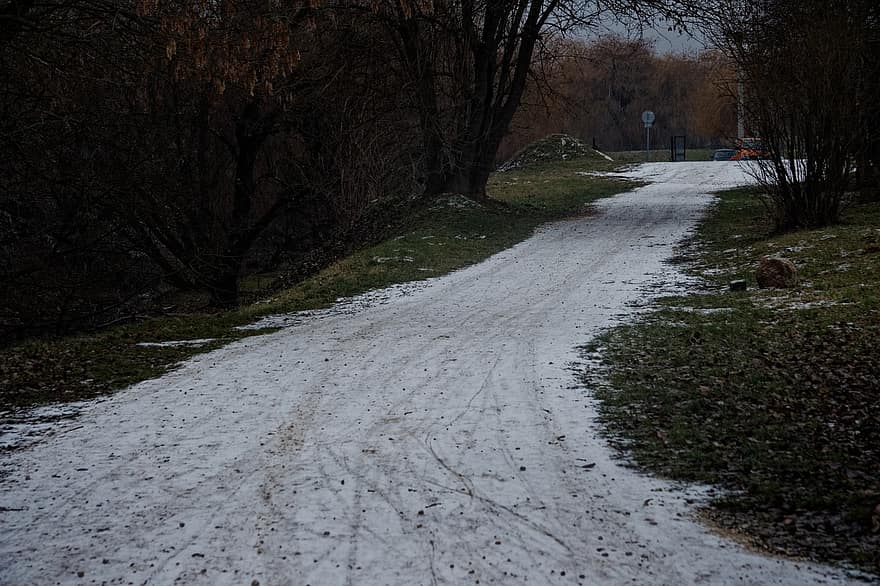 besneeuwde weg, Wheel Tracks, sneeuw, winter, koude, ontdooien, bevroren