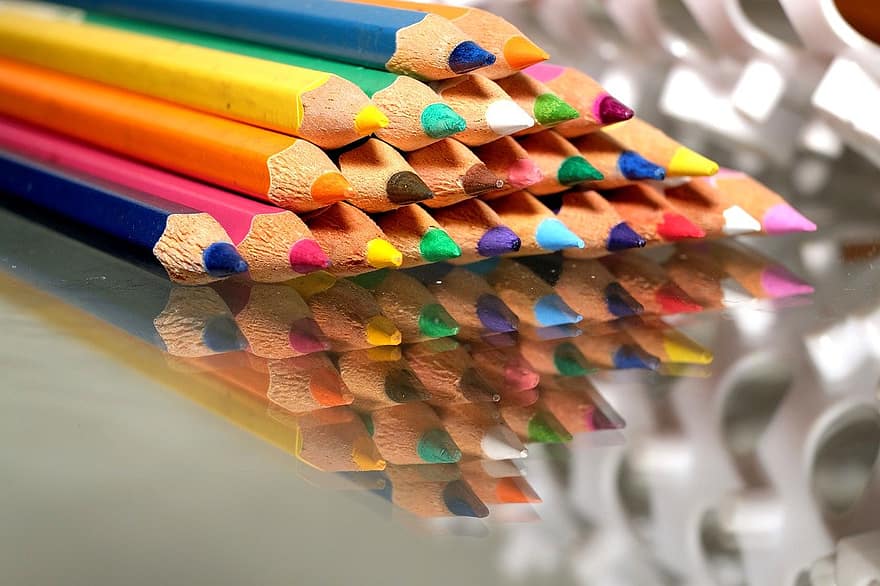 spalvoti piestukai, meno reikmenys, pieštukai, kelių spalvų, Iš arti, spalvos, geltona, mediena, švietimas, mėlyna, fonas