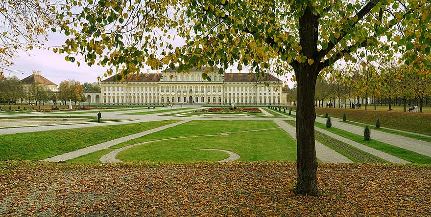pałac schleissheim, pałac, dziedziniec, ogród, ogród pałacowy, barokowy ogród, Pałac Barokowy, Kompleks barokowy, Pałac Schleissheim latem, lato, drzewo