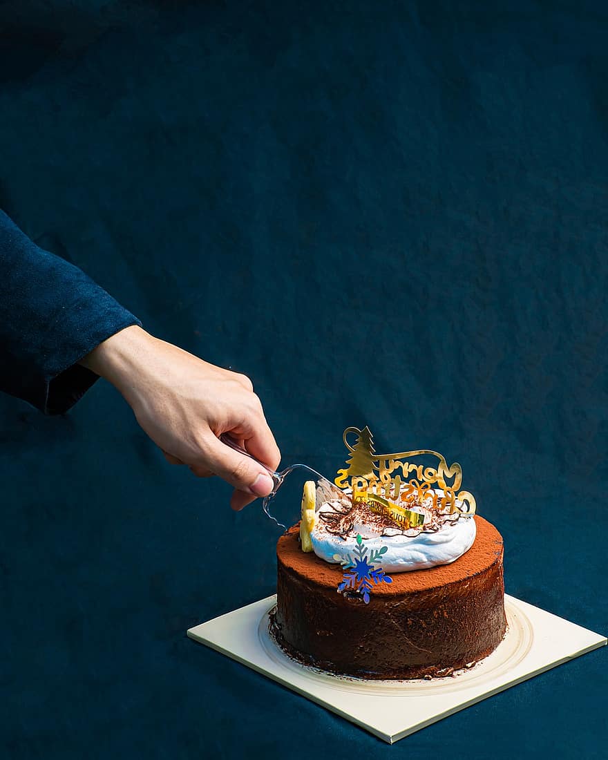toetje, cake, verjaardag, zoet, voedsel, chocolade, zoet eten, fijnproever, menselijke hand, detailopname, viering