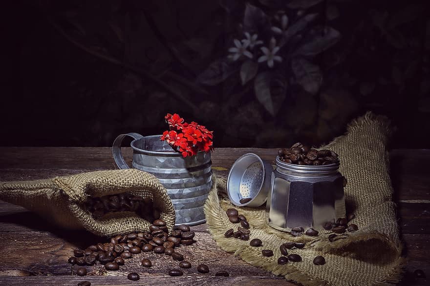 Kávová zrna, konvice na kávu, stálý život, vinobraní, káva, napít se, espresso, červené květy, detail, dřevo, stůl