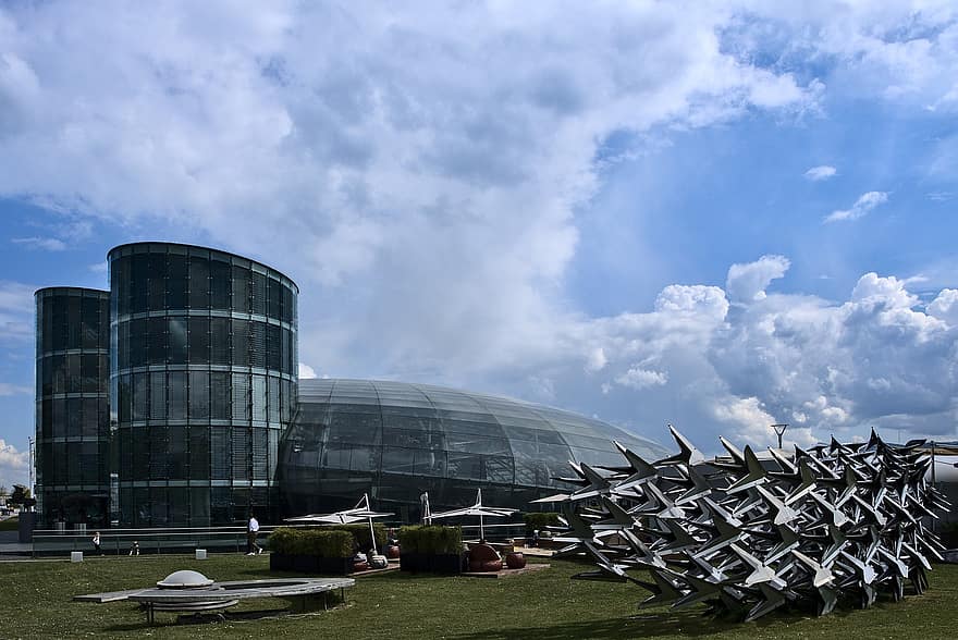 hangar, iconische, hemel, wolken, kunst, toerisme, architectuur, gras, buitenkant van het gebouw, ingebouwde structuur, modern