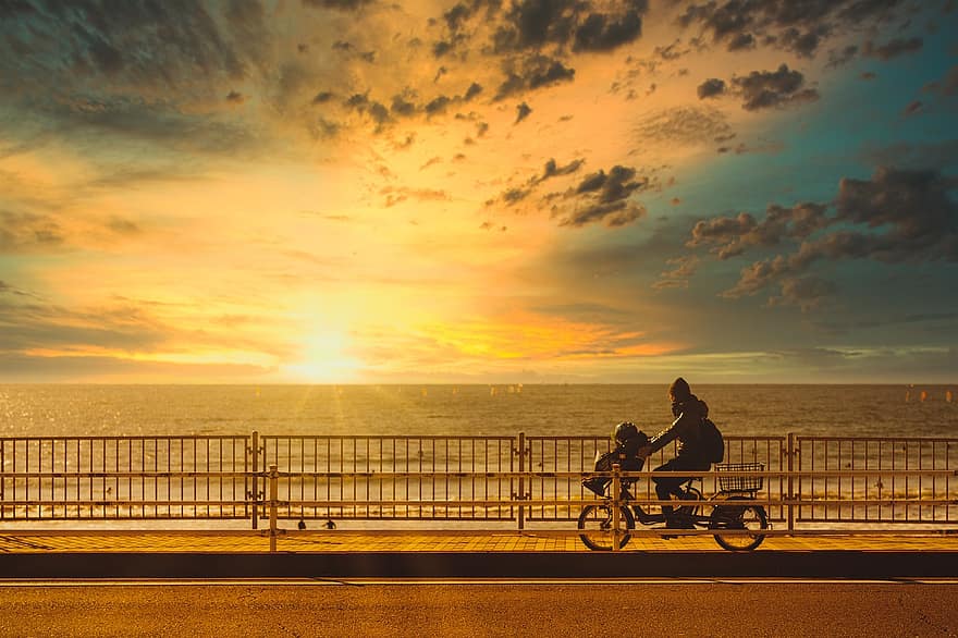 napnyugta, biciklizés, tenger, óceán, család, Kamakura, Japán, férfiak, nap, nők, szürkület
