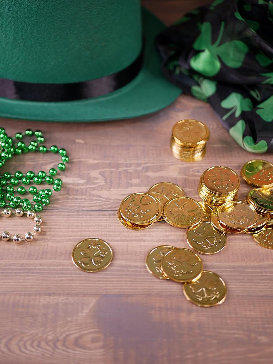 Ημέρα του Αγίου Πατρικίου, ιρλανδικός, τριφύλλι, εορτασμός, κόμμα, πράσινος, τυχερός, νομίσματα, περιδέραιο, φλιτζάνι, κούπα