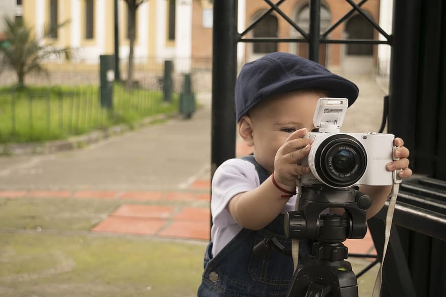 niemowlę, aparat fotograficzny, grać, statyw, dziecko, młody, figlarny, uroczy, godny podziwu, fotograf, szczęśliwy