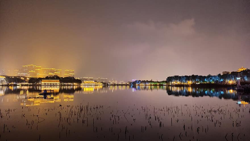 озеро, город, освещенный, ночное небо, огни города, зеркальное отображение, отражение, отражение воды, спокойные воды, xi'an, Китай