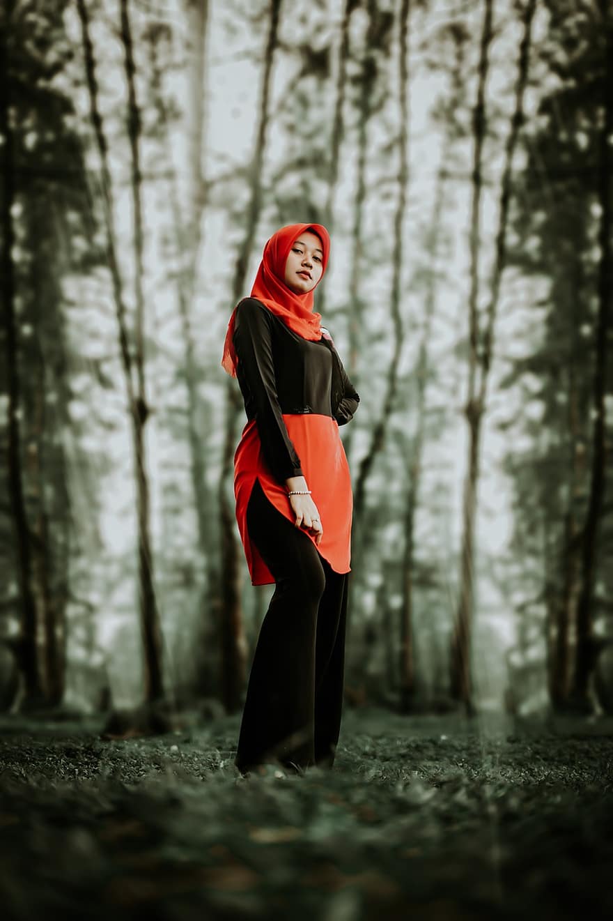 kvinna, hijab, modell, leende, utgöra, tillfällig, glädje, ung, träd, skog