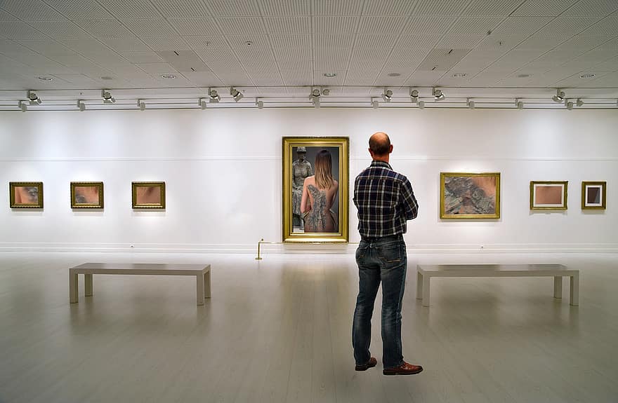 kunstgalleri, museum, mand stående, billedramme, udstilling, maleri, lys, sten statue, kvinde sidder, væg, etage