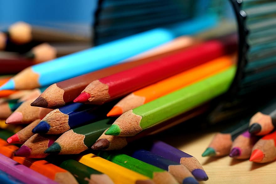 spalvoti piestukai, pieštukai, meno reikmenys, mokyklos ištekliai