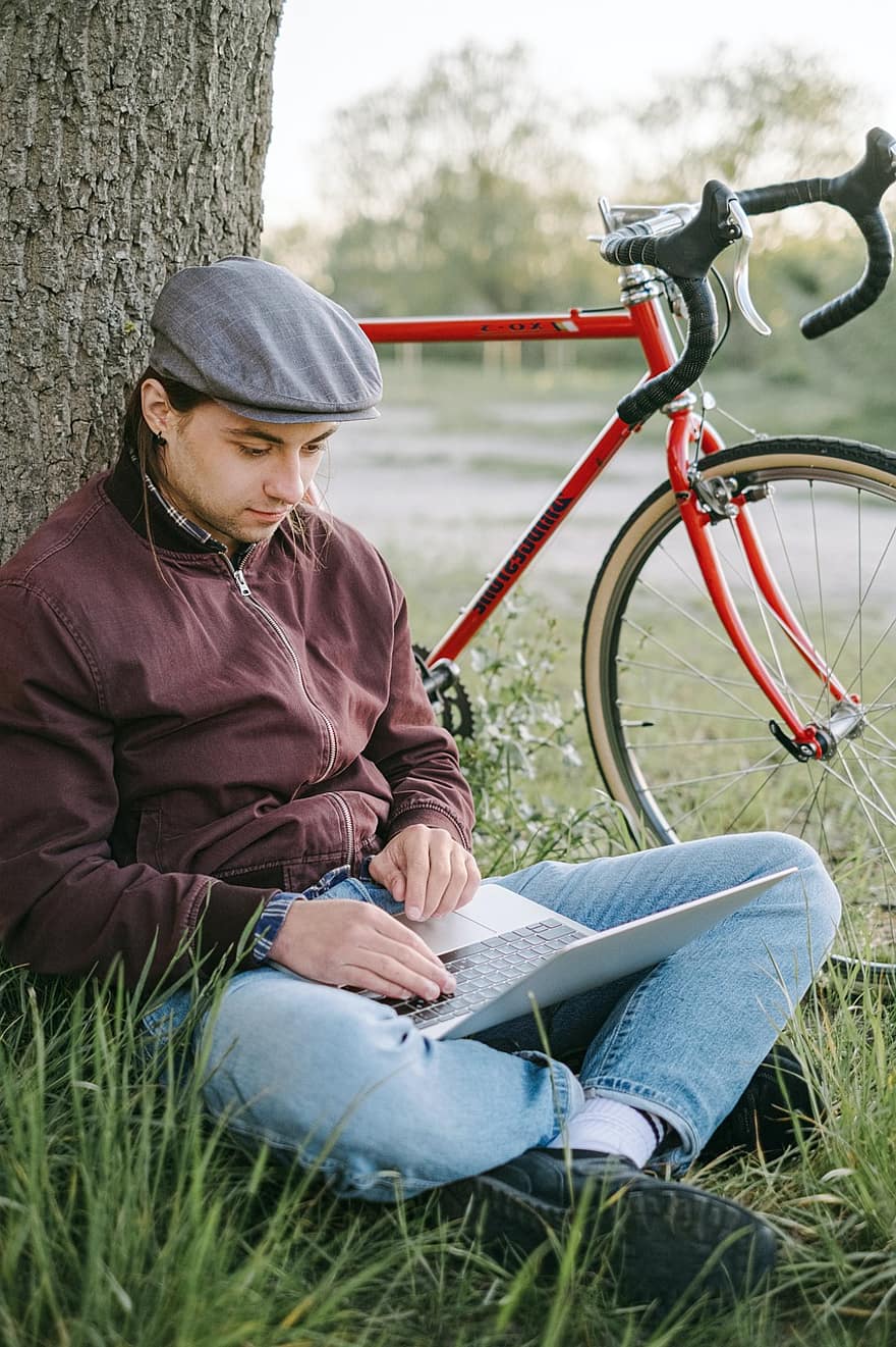 vyras, medis, dviračiu, nešiojamas kompiuteris, žolė, sėdi, vien tik, pobūdį, žmogus, mąstymas, vienatvė
