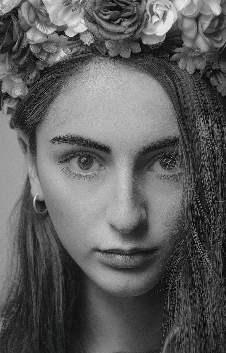 portrait, couronne de fleurs, femme, noir et blanc, belle
