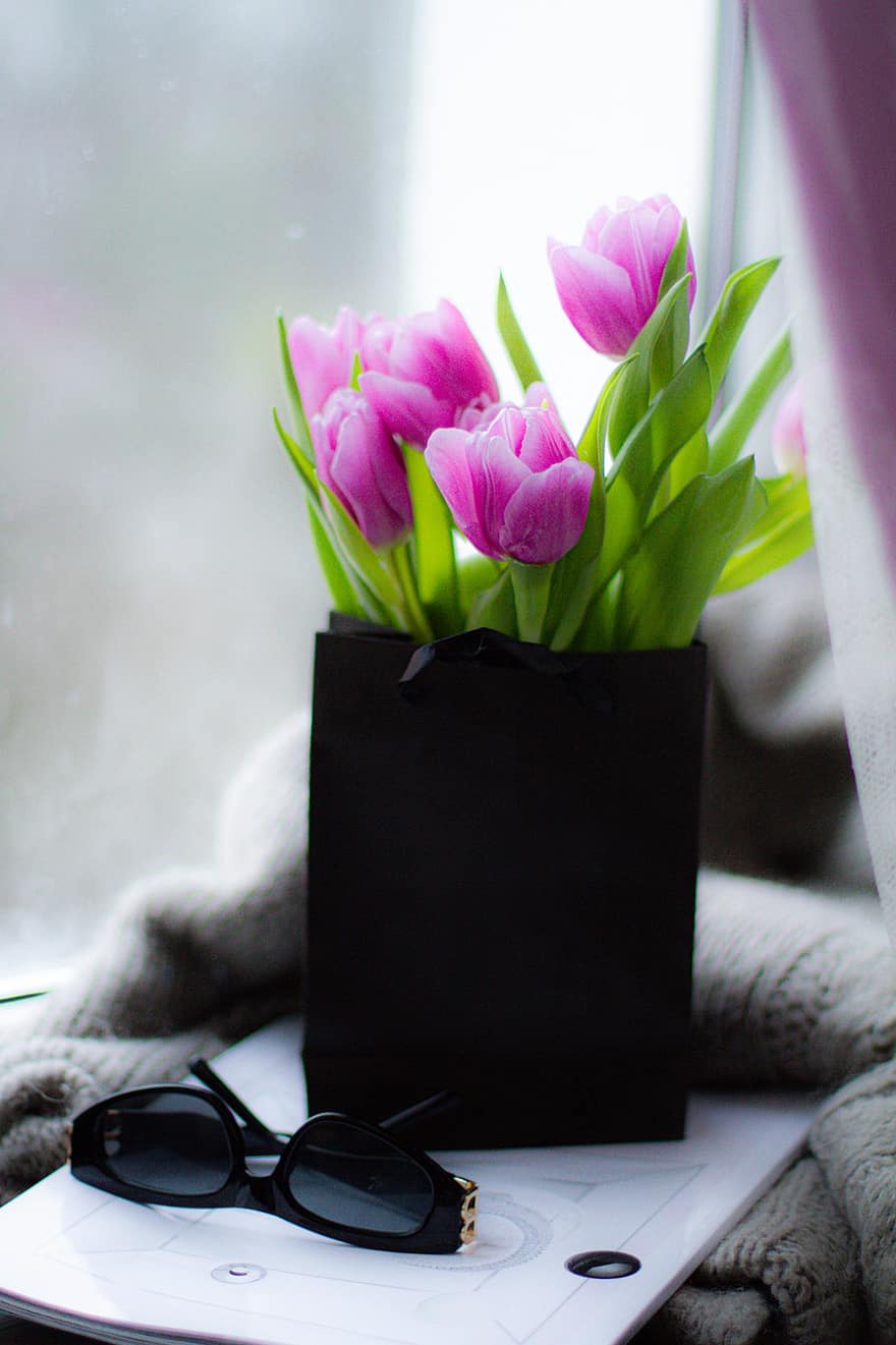 tulipány, kytice, brýle, dárková taška, půvab, styl, svetr, květiny, rostlina, růžové květy, okvětní lístky