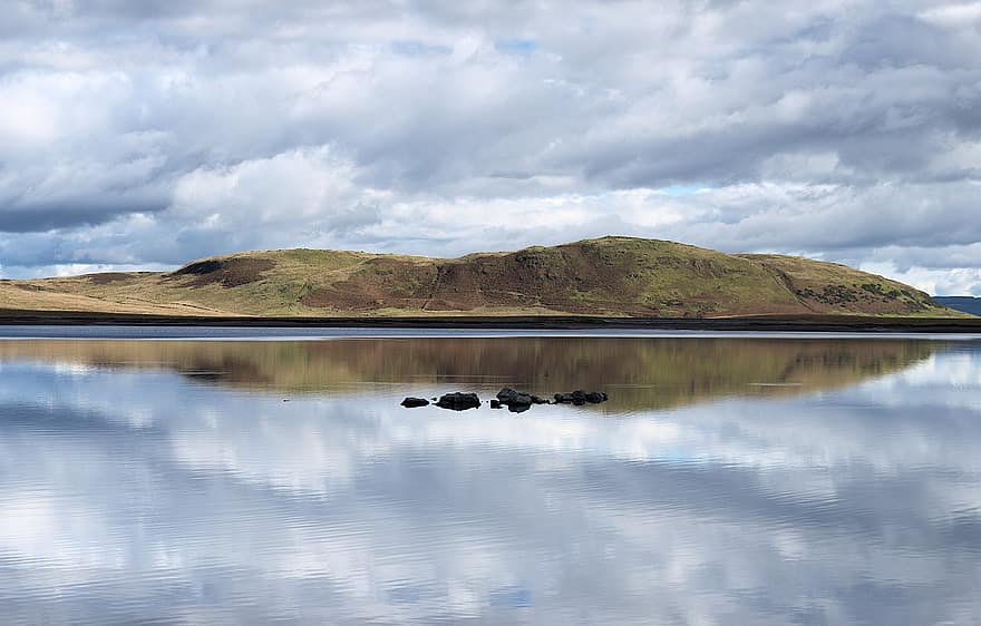 lago, rocas, reflexión, calma, montañas, escénico, agua, nubes, naturaleza, paisaje, Escocia