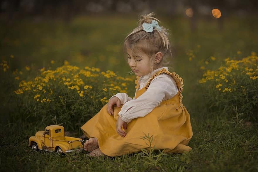 dívka, dítě, hrát si, auto, trávník, žlutá, mladý, osoba, dětství, štěstí, hravý