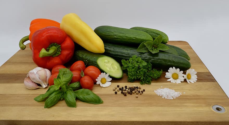 सब्जियां, लकड़ी का तख़्ता, कटबोर्ड, लाल शिमला मिर्च, खीरे, टमाटर, लहसुन, तुलसी, नमक, peppercorns, ताज़ा