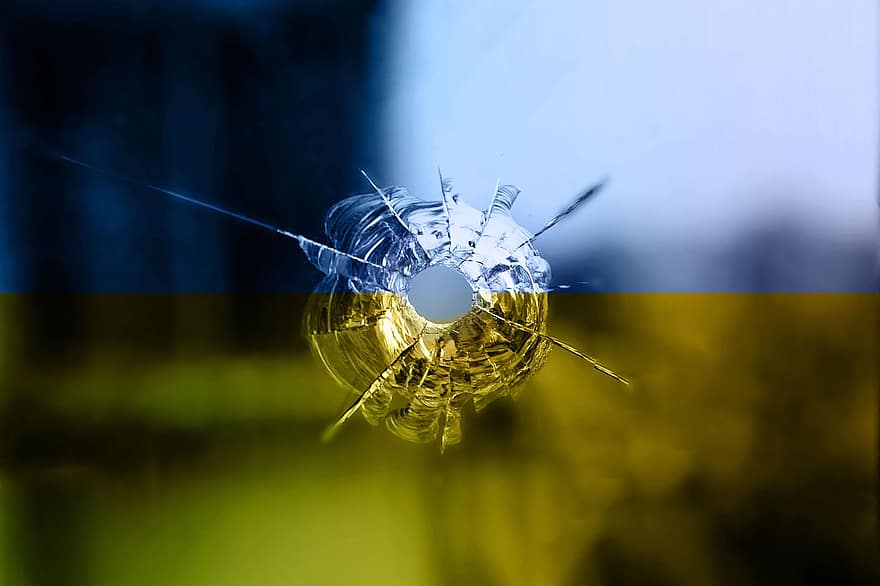 Foro di proiettile, Ucraina, bandiera, bandiera dell'Ucraina, bicchiere, vetro rotto, Guerra d'Ucraina, avvicinamento, sfondi, blu, far cadere