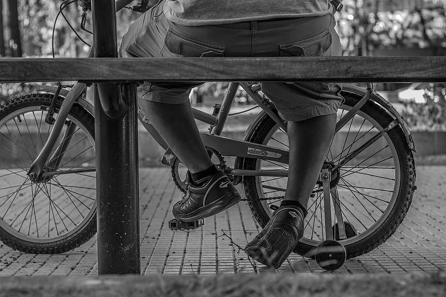 sepeda, pria, duduk, kursi, beristirahat, trotoar, Kursi Kayu, roda, kaki, hitam dan putih