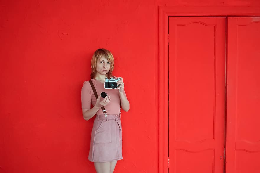 жінка, камери, Вінтаж, стара камера, ретро, червона стіна, червоні двері, яскравий, старовинні камери, ностальгія, фотографії