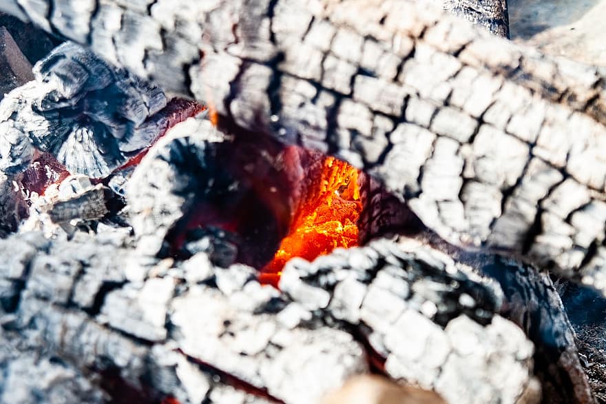 ogień, drewno kominkowe, popiół, ciepło, drewno, ognisko, spalony, palenie, palić się, niedopałek, spalanie
