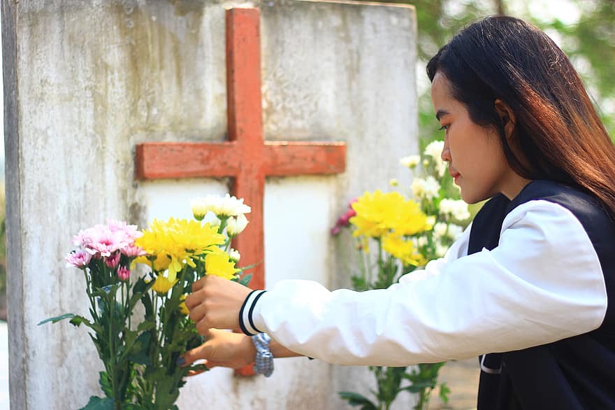 Kambodza, nainen, hautausmaa, hauta, hautakivi, usko, rukoileva