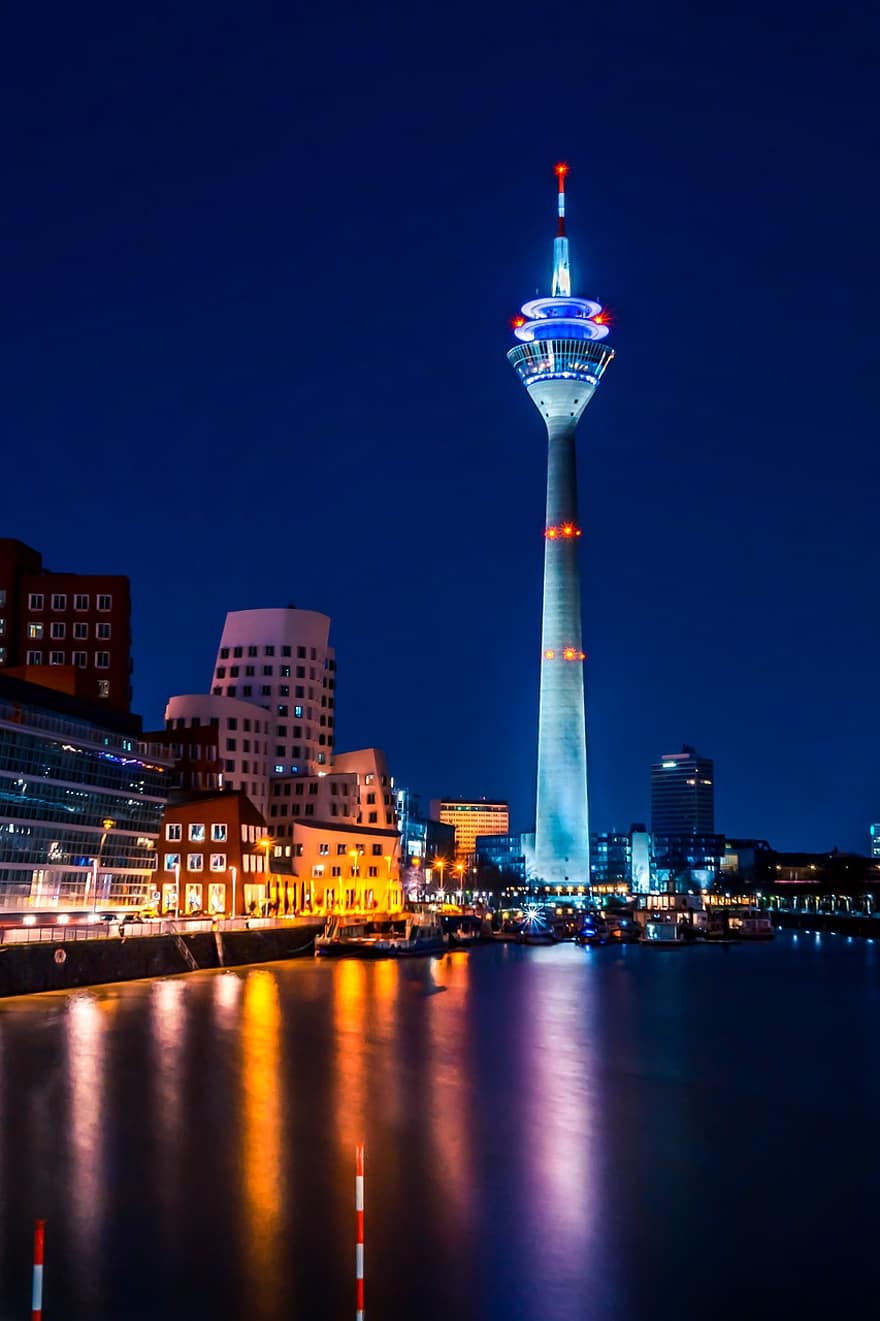 Düsseldorf, porto multimediale, ora blu, torre della televisione, città, notte, paesaggio urbano, posto famoso, grattacielo, crepuscolo, architettura