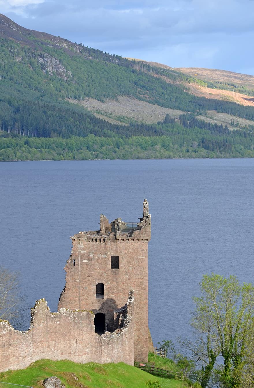Escocia, tierras altas, Urquhart, castillo, agua, cerros, viaje, paisaje, arquitectura, historia, lugar famoso