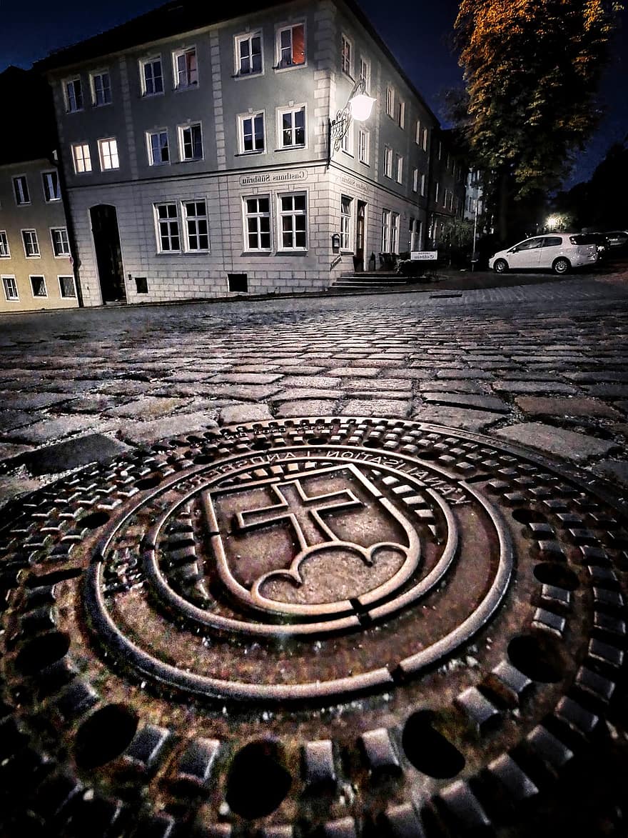 coperchio della fogna, tombino, Landsberg, Germania, notte, architettura, posto famoso, esterno dell'edificio, vecchio, struttura costruita, storia
