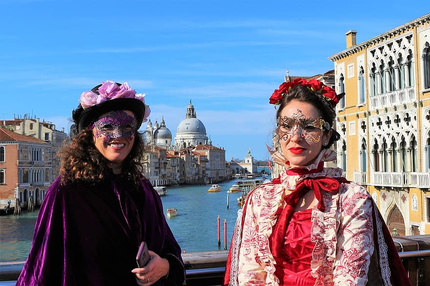venetsialainen karnevaali, maskit, kanava, naiset, tytöt, hymy, onnellinen, puvut, festivaali, kulttuuri, perinne