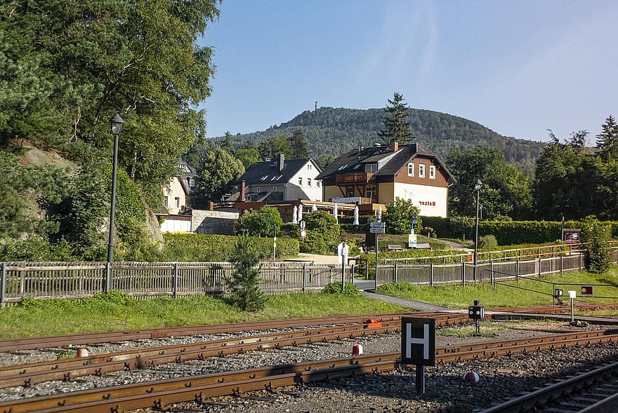 Eisenbahn, Schiene, Bahngleise, Eisenbahngleise, Schmalspurbahn, Berg, Gebäude, Bahnübergang, Betriebssignal, oybin, Zittauer Gebirge