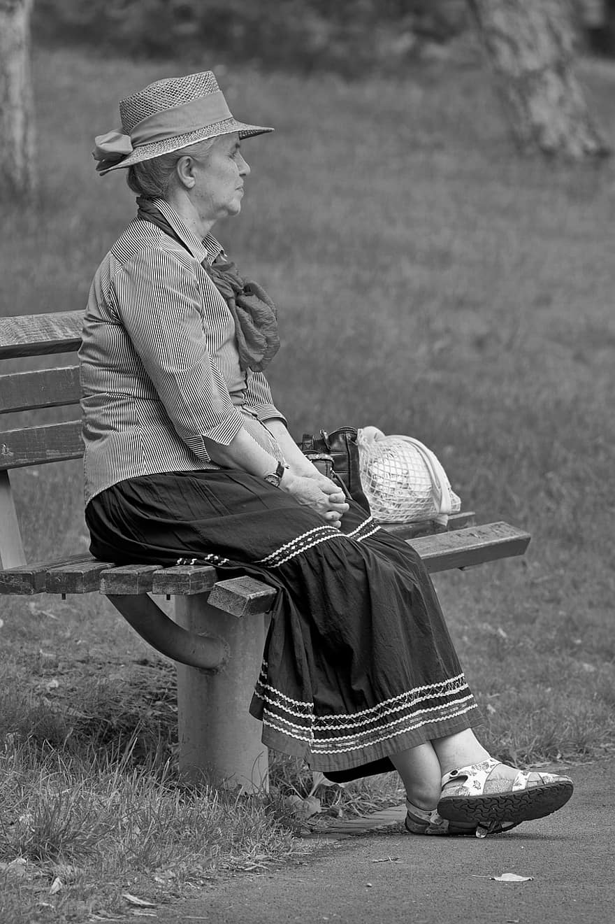 moteris, vyresnio amžiaus, stende, skrybėlę, skara, sėdi, parkas, atsipalaiduoti, juoda ir balta, derliaus, retro
