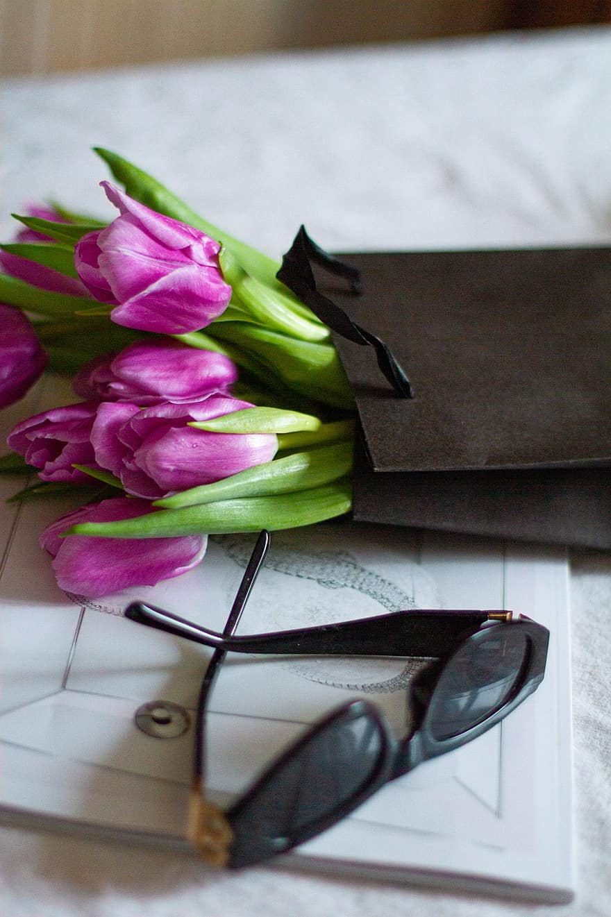 tulipes, bouquet de fleurs, des lunettes, sac cadeau, charme, style, chandail, fleurs, plante, fleurs roses, pétales