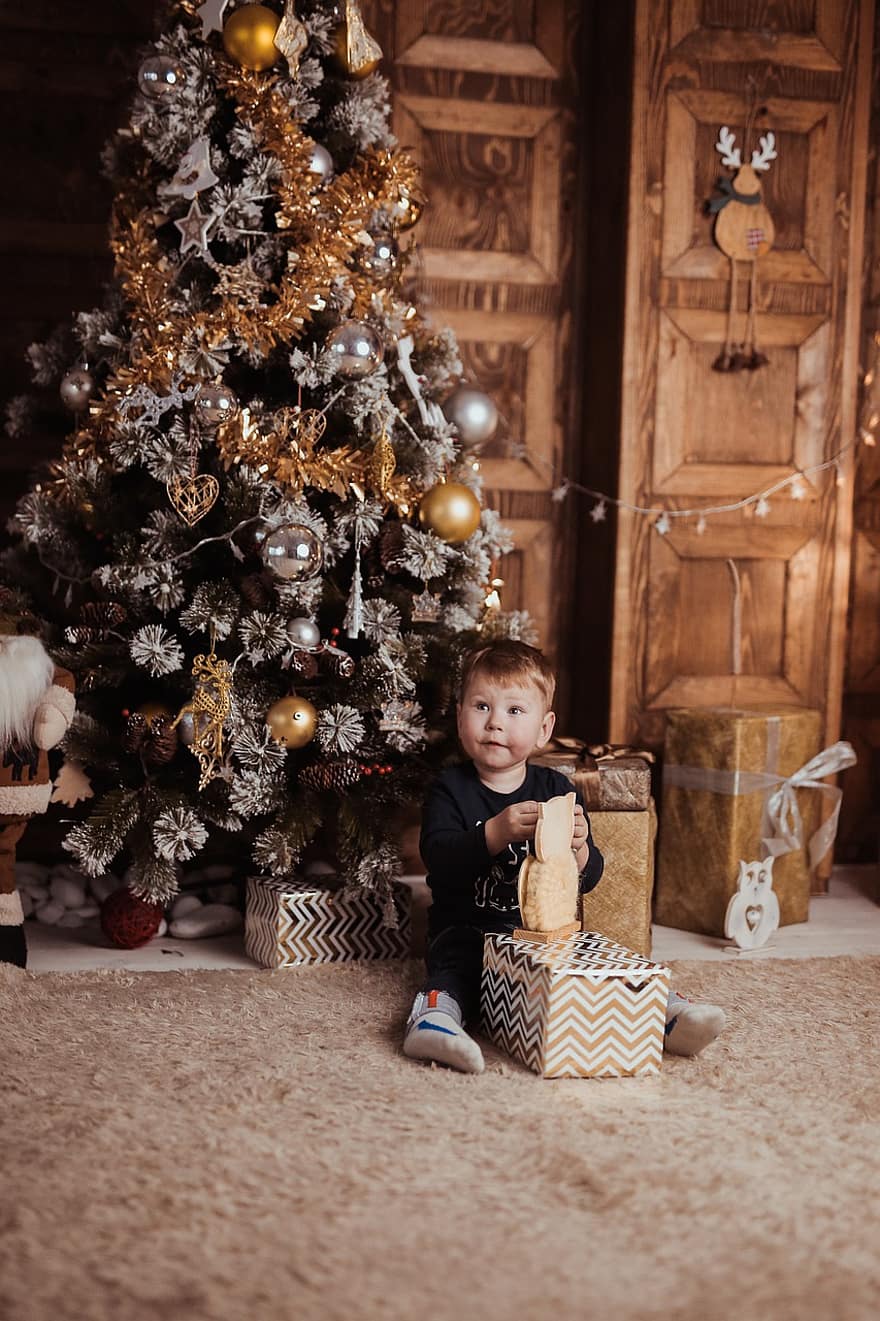 drzewko świąteczne, Boże Narodzenie, dziecko, Brzdąc, chłopak, młody, prezenty, przedstawia, pudełka na prezenty, nowy Rok, szczęście