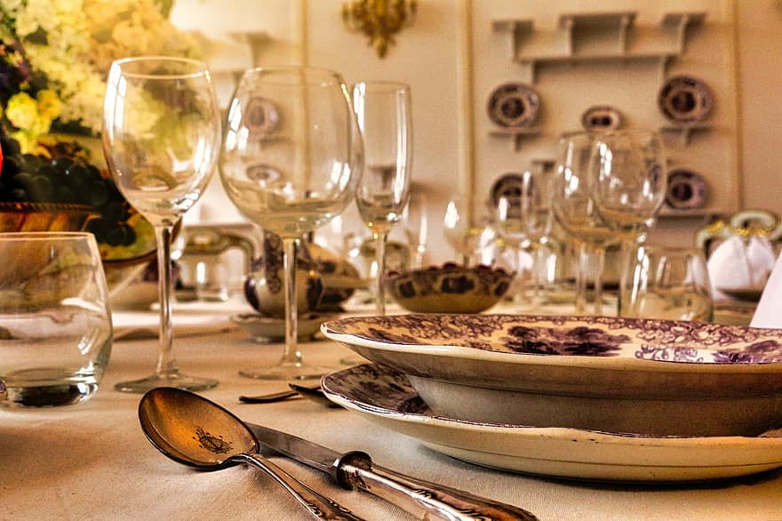 oslava, hostina, večeře, restaurace, Pohostinská tabule, veselí, slavnostní stůl, stříbrné příbory, Jídelní lístek