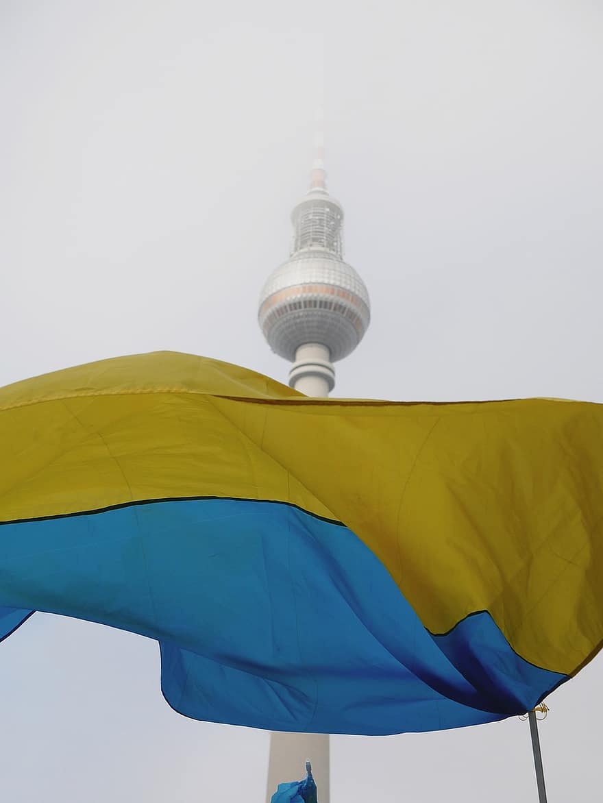 berlin, berlin tv-tårn, ukrainsk flagg, berliner fernsehturm, blå, berømt sted, multi farget, arkitektur, gul, symbol, reise