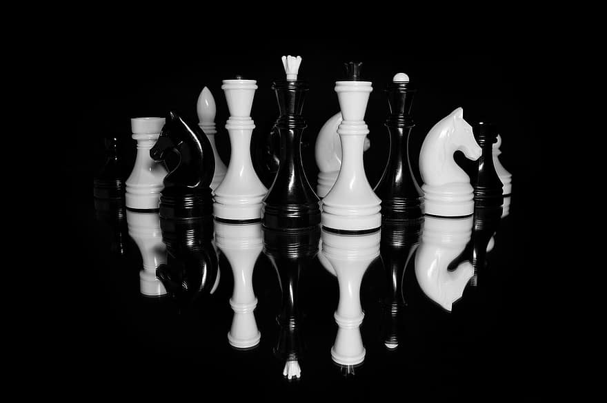 チェス、チェスの駒、チェックメイト、ゲーム、ボードゲーム、キング、女王、黒の背景、うま、反射、鏡