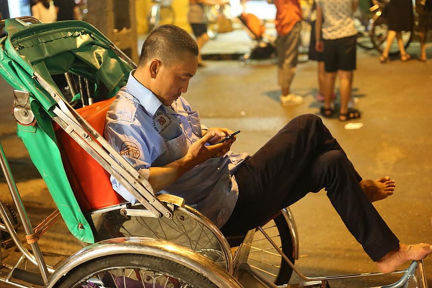 pousse-pousse, homme, téléphone intelligent, hi an, le vietnam, tourisme, rue, Hommes, séance, modes de vie, fauteuil roulant
