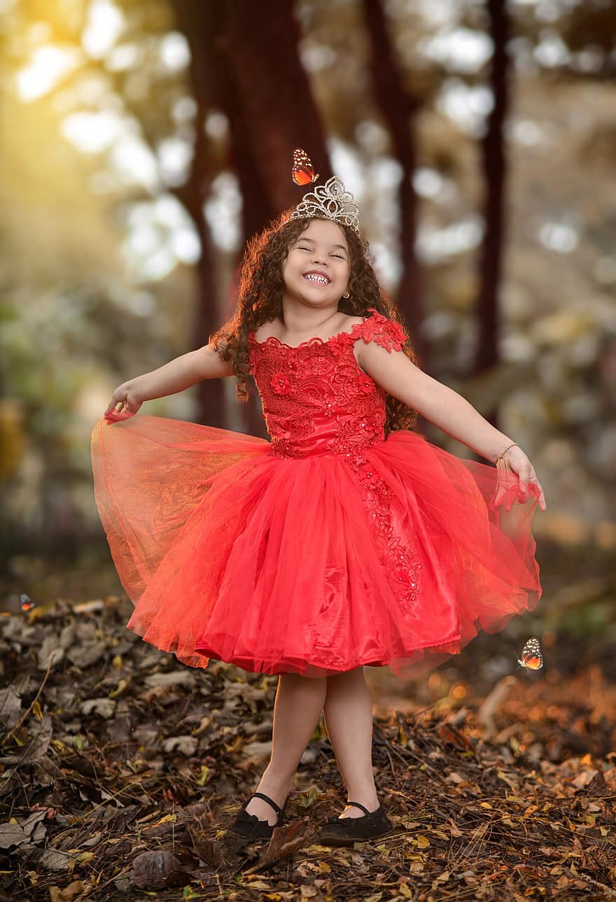 maža mergaitė, miškas, princesė, bamblys, portretas, šypsosi, linksmas, mielas, laimė, vaikas, vienas asmuo