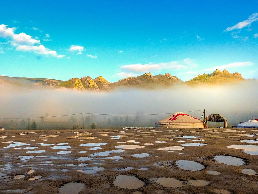 mongoliet, Mongolisk morgon, GER, Mongoliskt hus, morgon dimma