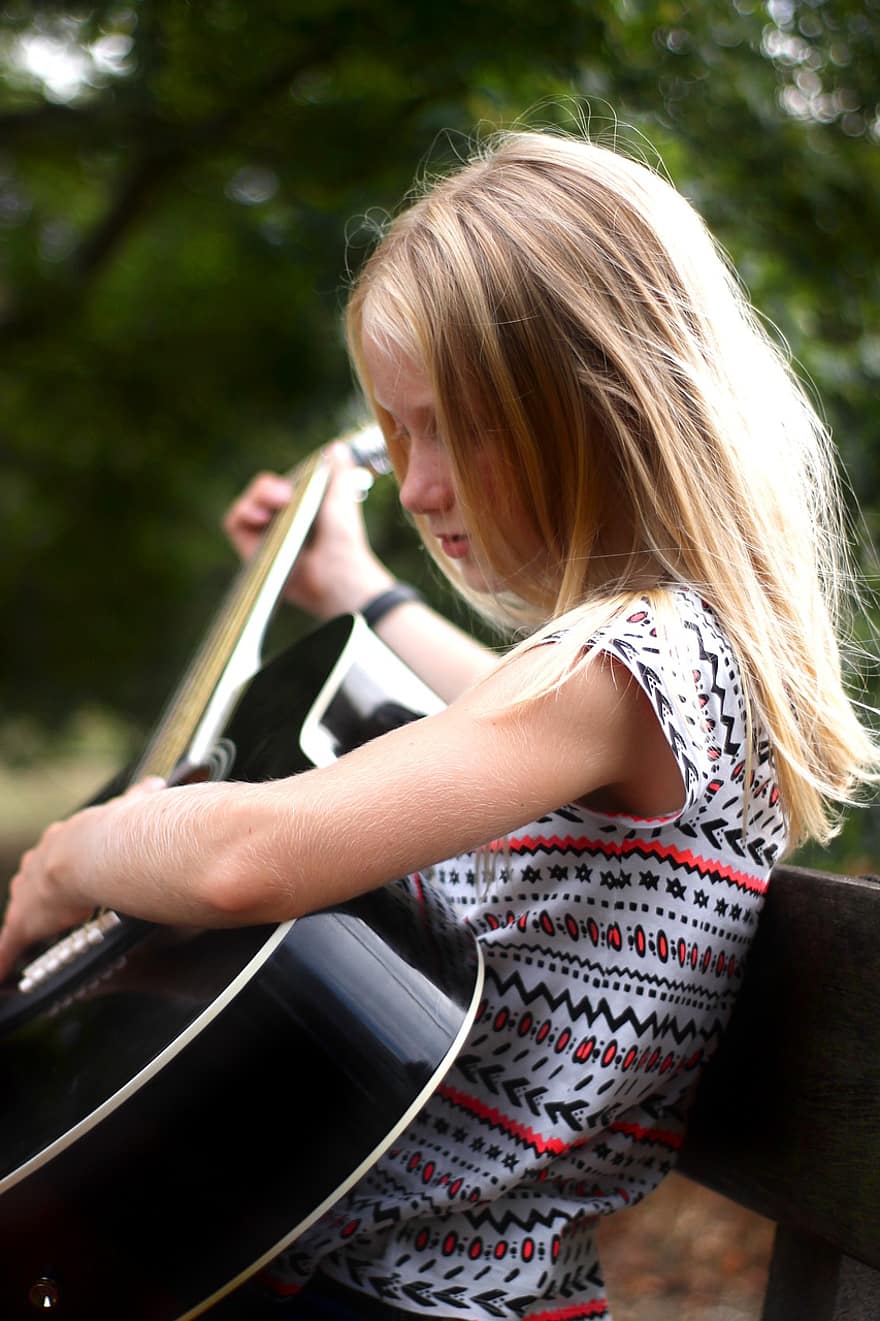 غيتار ، فتاة ، آلة موسيقية ، موسيقى ، طفل ، شاب ، فنان ، عازف الجيتار ، لعب ، الغيتار الكلاسيكي ، الغيتار الصوتي