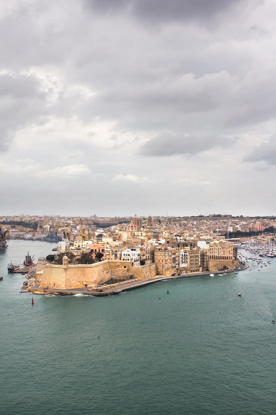 Malta, mar, ciudad, viaje, paisaje urbano, agua, lugar famoso, arquitectura, vista de alto ángulo, línea costera, barco náutico