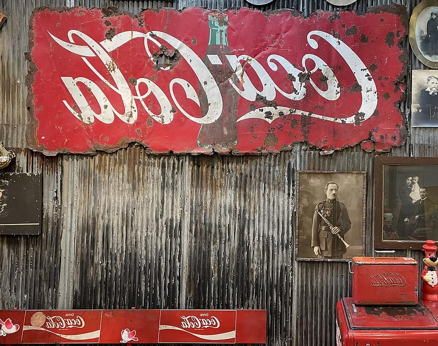 Coca Cola, semn de epocă, lemn, masa, text, decor, vechi, bărbați, celebrare, culturi, semn