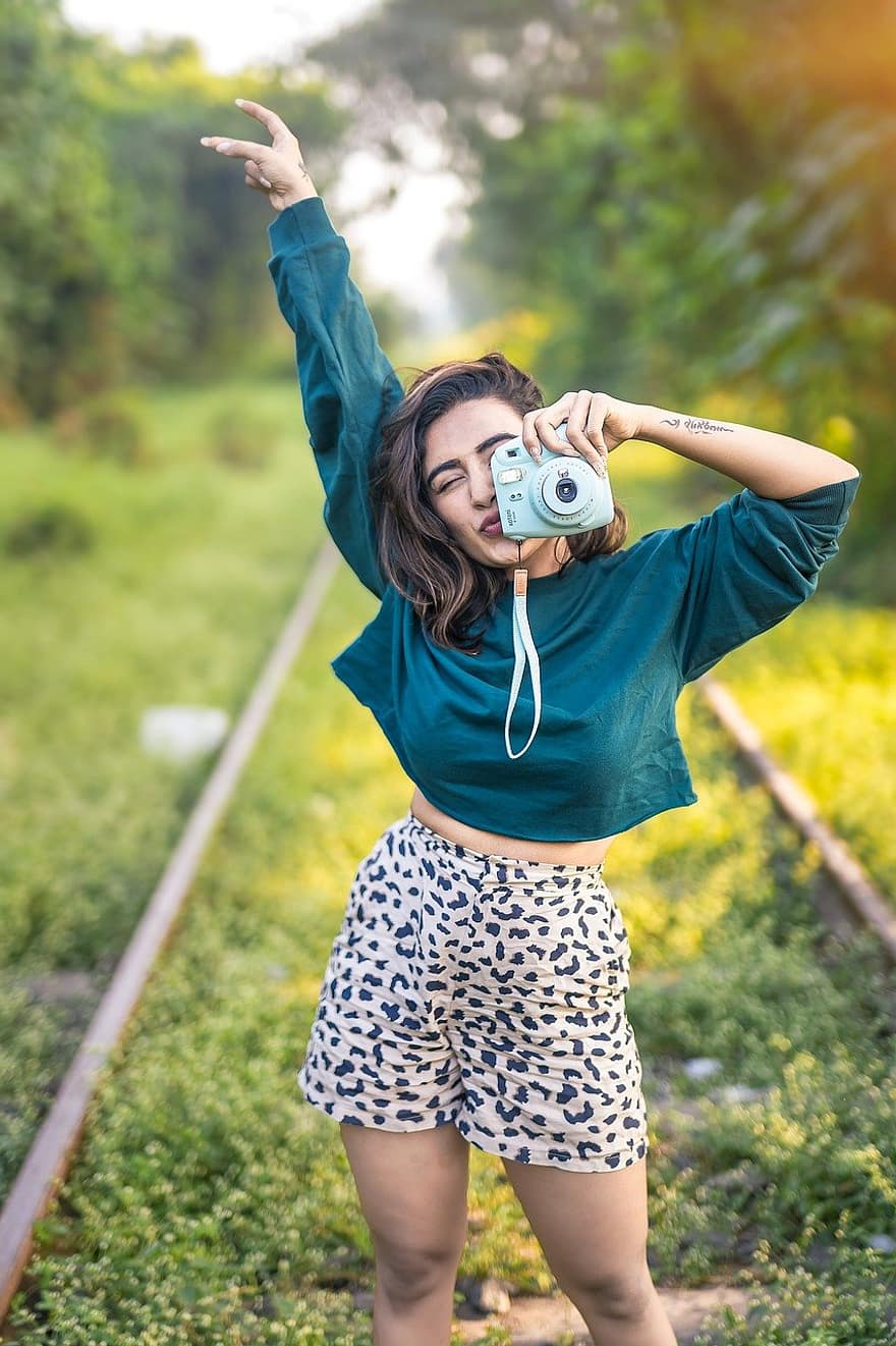 polaroid kamera, kvinde, udendørs, indisk kvinde