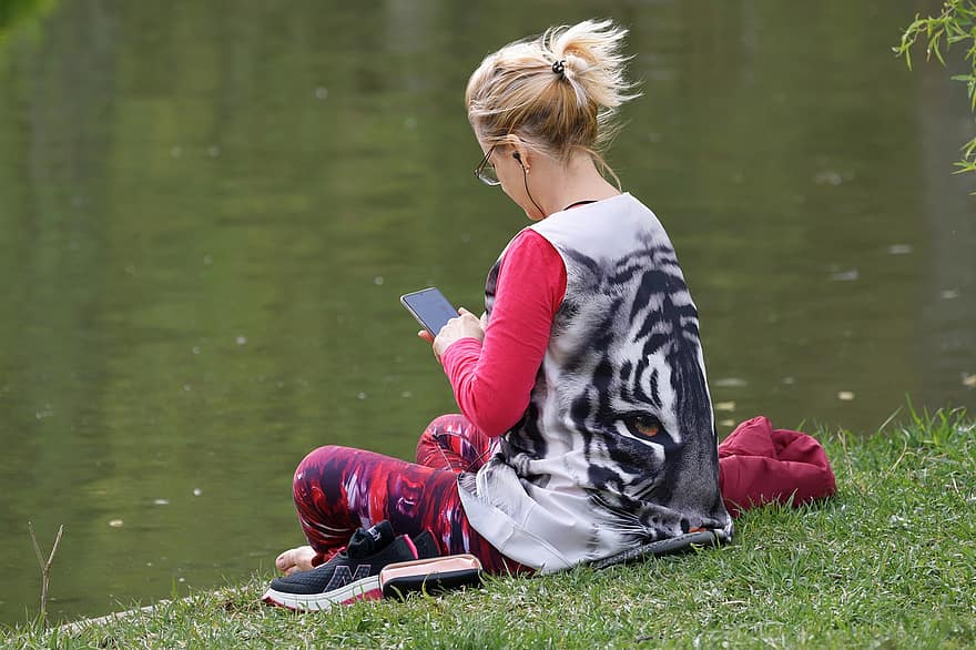 महिला, तालाब, पार्क, स्मार्टफोन, घास, युवा, आराम, देखभाल, नीचे, महिलाओं, एक व्यक्ति
