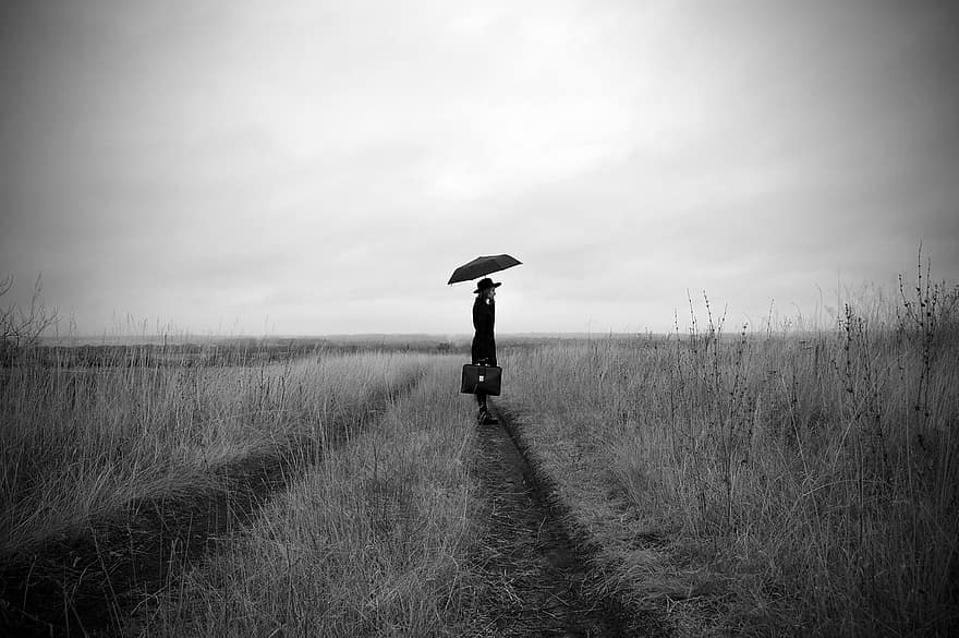 kvinna, mystisk, resande, ensam, paraply, dyster, spår, fält, landsbygden, utomhus