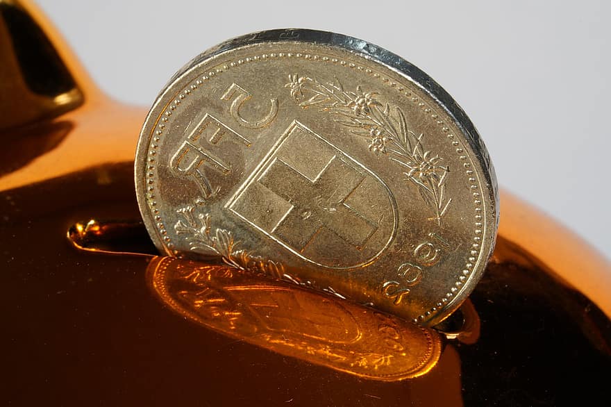 Penki Šveicarijos frankai, Šveicarijos frankas, moneta, kiaulė taupyklė, pinigų, Iš arti, valiuta, finansuoti, bankininkystė, turtas, taupymo