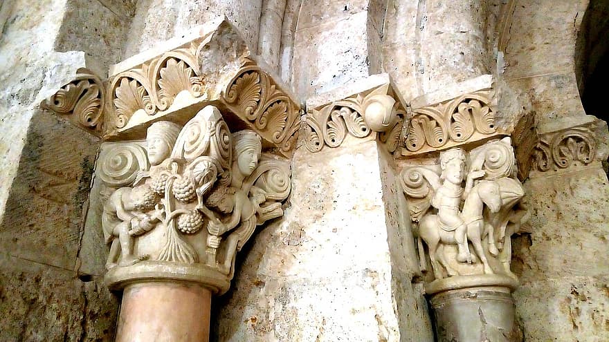 Chapitels, Column